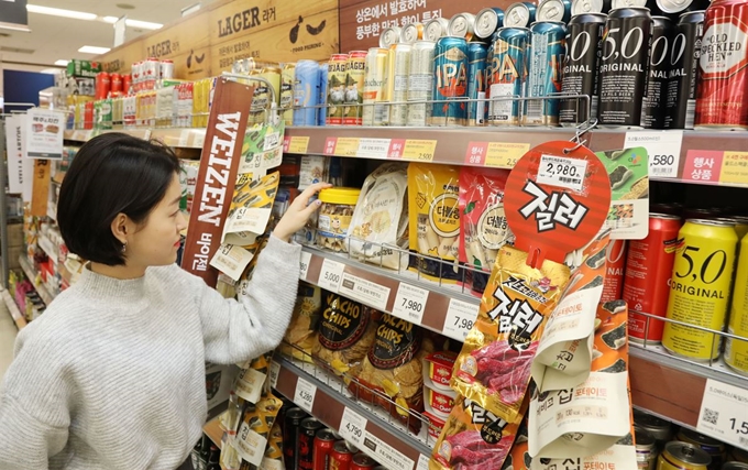 서울 성동구 이마트 성수점에서 한 고객이 주류와 함께 진열된 안주 상품들을 살펴보고 있다. 이마트 제공