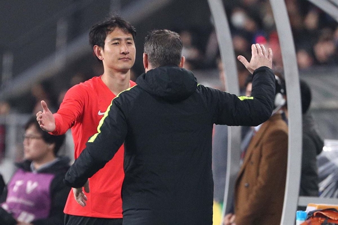 지동원이 22일 오후 울산 문수축구경기장에서 열린 대한민국 축구 대표팀과 볼리비아 대표팀의 평가전 후반 교체된 뒤 벤투 감독과 인사나누고 있다. 울산=뉴스1