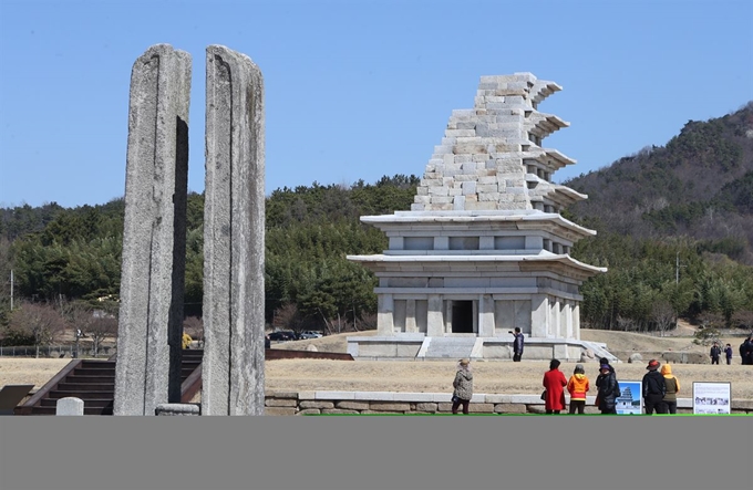 18년간 해체·보수 공사를 마친 전북 익산시 금마면 미륵사지 석탑(국보 제11호)과 당간지주(왼쪽). 연합뉴스