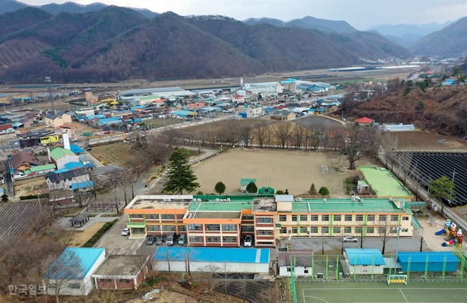 [저작권 한국일보] 21일 드론으로 촬영한 백봉초등학교와 길 건너 ‘행복나눔 제비둥지’가 있는 충북 괴산군 제비마을 전경. 괴산=홍인기 기자