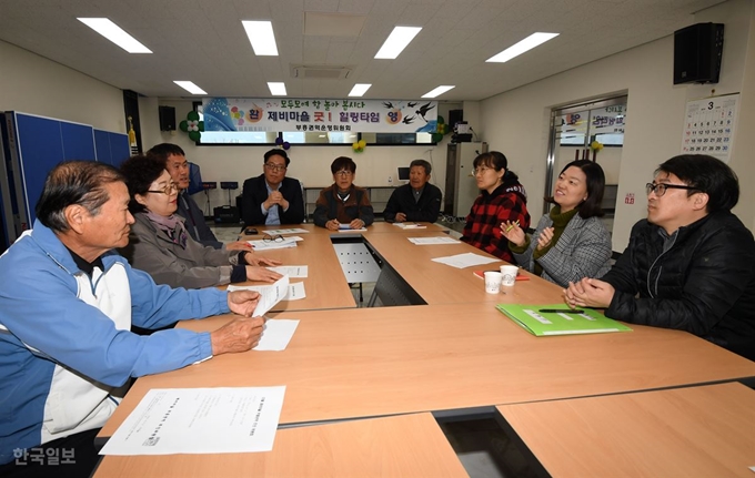 [저작권 한국일보] 21일 오후 충북 괴산군 제비마을 부흥권역센터 회의실에서 ‘행복나눔 제비둥지’에 새로 입주한 주민들(오른쪽 세 명)과 기존에 살던 주민들이 마을에 대해 이야기를 나누고 있다. 괴산=홍인기 기자