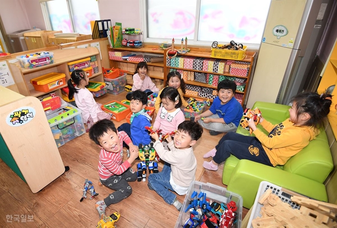 [저작권 한국일보] 백봉초등학교에 딸린 병설유치원의 원아는 5명에서 10명으로 늘어 장난감을 두고 경쟁마저 생겼다. 괴산=홍인기 기자