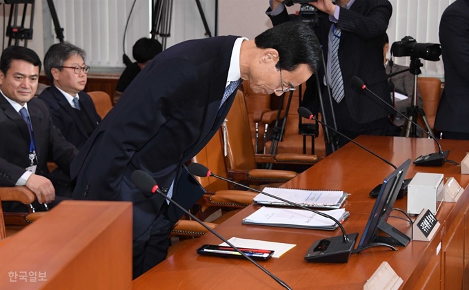 [저작권 한국일보]최정호 국토교통부 장관 후보자가 25일 국회 국토교통위원회에서 열린 인사청문회에서 선서에 앞서 인사하고 있다. 오대근기자 /2019-03-25(한국일보)