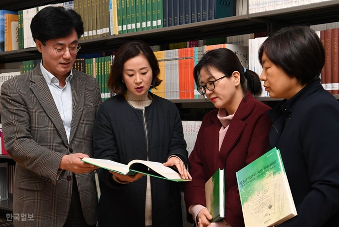 25일 서울 서대문구 동북아역사재단에서 일본군‘위안부’연구센터 소속 연구원들이 최근 발간한 일본군 ‘위안부’ 자료 목록집을 살펴 보고 있다. 왼쪽부터 도시환 센터장, 조윤수 연구위원, 박정애 연구위원, 김정현 연구위원. 홍윤기 인턴기자.