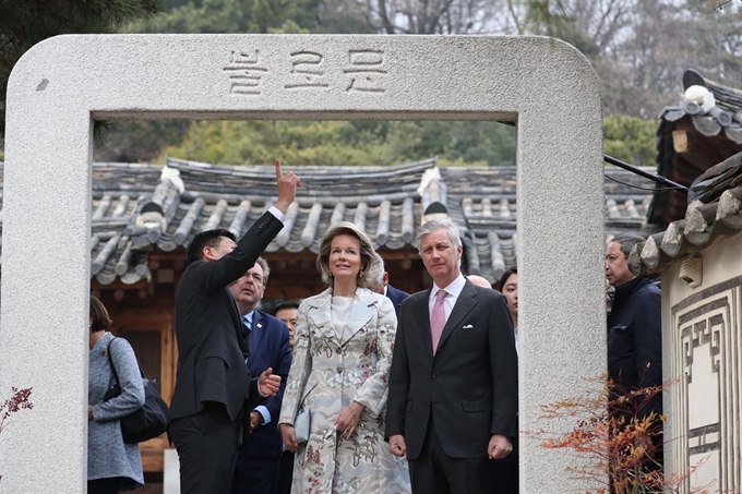 국빈 방한 중인 벨기에 필립 국왕 내외가 25일 서울 성북구 한국가구박물관을 둘러보고 있다. 연합뉴스