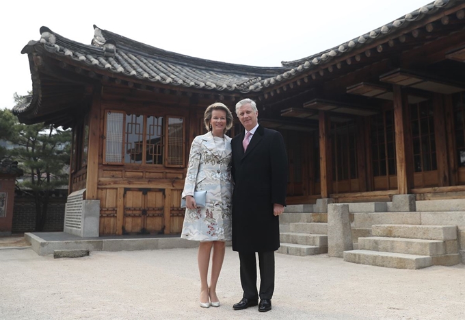 국빈 방한 중인 벨기에 필립 국왕 내외가 25일 서울 성북구 한국가구박물관을 둘러본 뒤 포즈를 취하고 있다. 연합뉴스