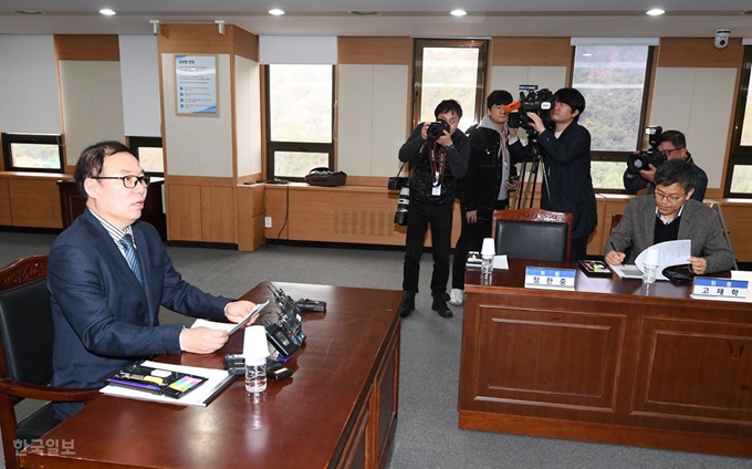 정한중(왼쪽) 검찰 과거사위원회 위원장 대행이 김학의 전 차관에 대한 메시지를 발표하고 있다. 홍인기 기자