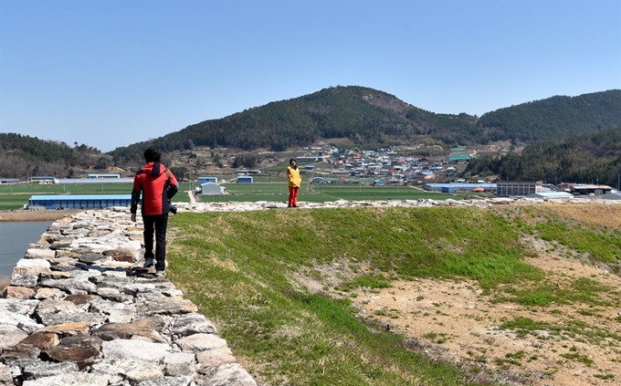 이순신이 명량해전 출정식을 한 회진면 회령진성. 건너편이 파손된 12척의 판옥선을 수리한 덕도(덕산마을)이다.