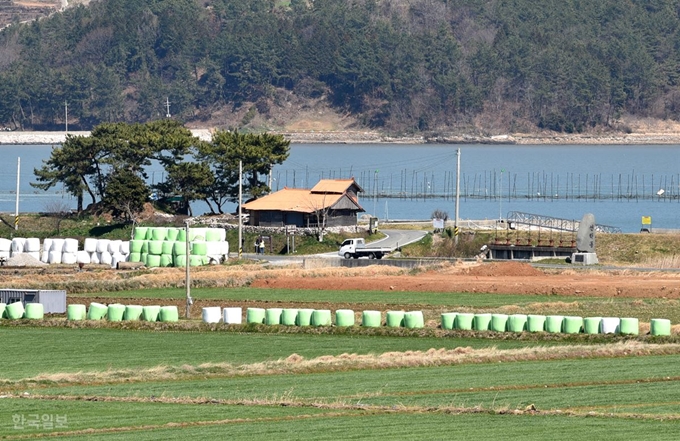 선학동 마을 제방에 영화 ‘천년학’ 세트가 남아 있다.