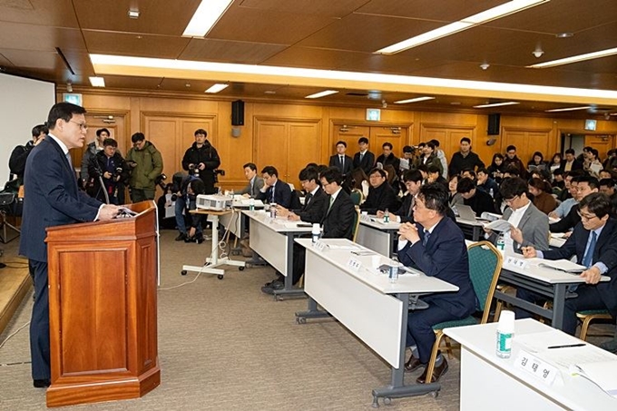 금융위원회와 금융감독원, 금융연구원은 지난달 11일 서울 중구 은행회관에서 P2P금융 법제화 공청회를 개최하고 해외제도 현황과 국내 법제화 방안을 논의했다. 금융위원회 제공