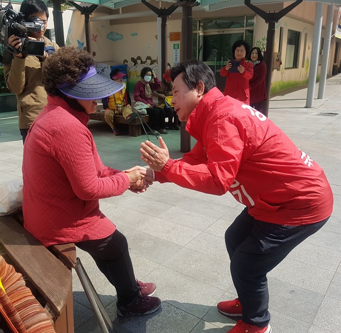 4·3 경남 창원성산 국회의원 보궐선거에 출마한 강기윤(오른쪽) 자유한국당 후보가 26일 창원시 성산구 반림동 트리비앙 아파트 관리사무소 앞에서 지역주민들과 이야기를 나누고 있다. 창원=류호 기자