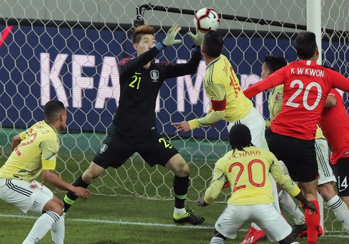 26일 서울월드컵경기장에서 열린 대한민국 남자 축구대표팀과 콜롬비아와의 평가전. 조현우가 하메스 로드리게스의 슛을 막아내고 있다. 연합뉴스