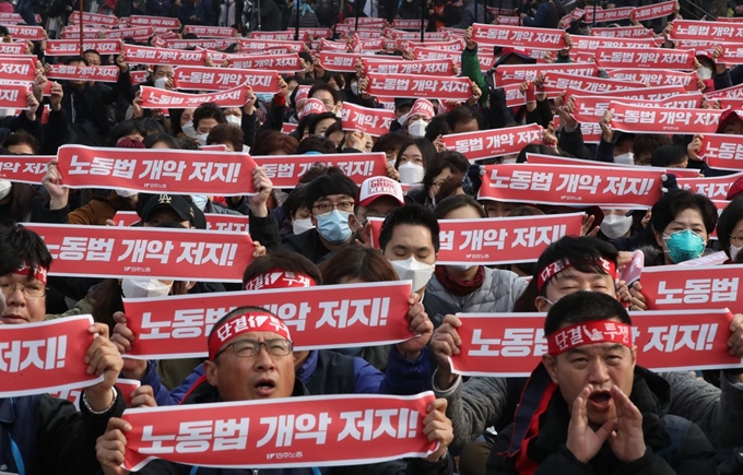 지난 6일 오후 서울 여의도 KDB산업은행 인근에서 열린 '노동법개악 저지, 국제노동기구(ILO) 핵심협약 비준 및 노동기본권 쟁취' 전국민주노동조합총연맹 총파업 총력투쟁 대회에서 김명환 민주노총 위원장 등 참가자들이 구호를 외치고 있다. 연합뉴스