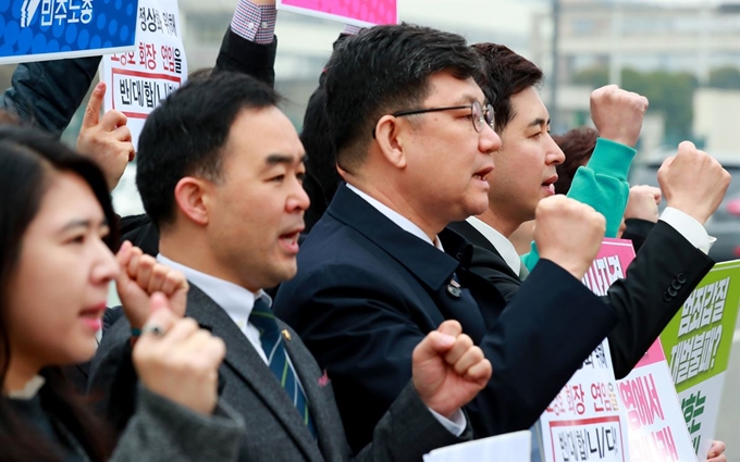 27일 오전 서울 강서구 대한항공 본사 앞에서 정기 주주총회를 앞두고 '대한항공 정상화를 위한 주주권 행사 시민행동' 기자회견에 참여한 박창진 민주노총 전국공공운수노조 대한항공직원연대지부장, 바른미래당 채이배 의원 등 참석자들이 조양호 한진그룹 회장의 사내이사 연임에 반대하며 구호를 외치고 있다. 연합뉴스