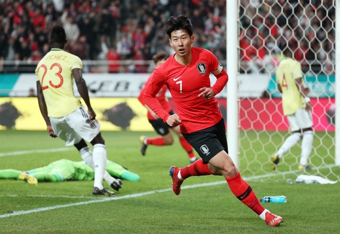 손흥민이 26일 오후 서울 마포구 서울월드컵경기장에서 열린 대한민국 축구 대표팀과 콜롬비아 대표팀의 평가전에서 선취 득점을 올리고 있다. 뉴스1