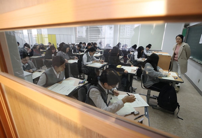 지난 7일 서울 동작구 수도여고에서 열린 올해 첫 전국연합학력평가에서 3학년 학생들이 시험을 준비하고 있다. 연합뉴스