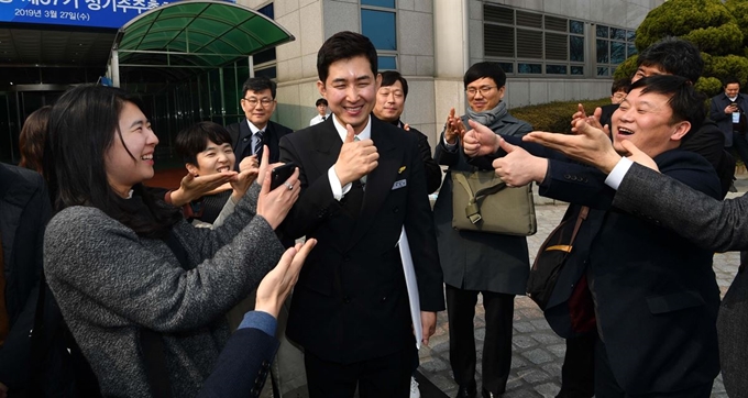 27일 서울 강서구 대한항공 본사에서 열린 주주총회에 참석한 박창진 사무장을 비롯한 시민단체 회원들이 조양호 회장의 연임저지에 성공한 뒤 밝은 표정을 짓고 있다. 뉴시스