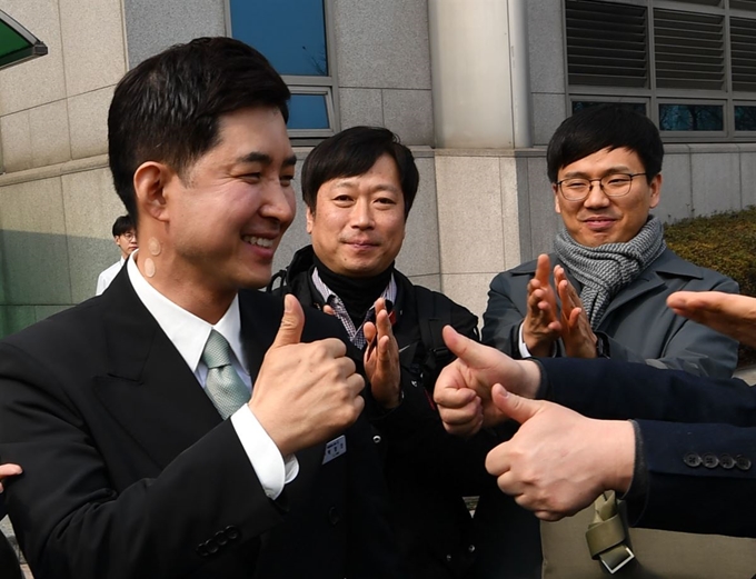 27일 서울 강서구 대한항공 본사에서 열린 주주총회에 참석한 박창진 사무장을 비롯한 시민단체 회원들이 조양호 회장의 연임저지에 성공한 뒤 밝은 표정을 짓고 있다. 뉴시스