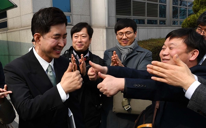 27일 서울 강서구 대한항공 본사에서 열린 주주총회에 참석한 박창진 사무장을 비롯한 시민단체 회원들이 조양호 회장의 연임저지에 성공한 뒤 밝은 표정을 짓고 있다. 뉴시스