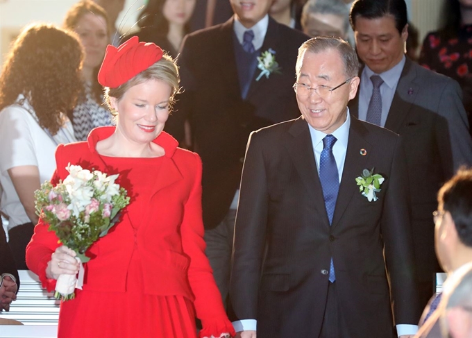 벨기에 마틸드 왕비와 반기문 전 유엔 사무총장이 27일 오전 인천시 연수구 겐트대학교 글로벌캠퍼스에서 열린 '한국-벨기에 공동 세미나'에 참석하고자 행사장에 들어서고 있다. 이번 세미나에서는 '순환경제와 지속가능한 이동혁명 및 미래 기후 변화'를 주제로 미래 정책 등이 논의된다. 연합뉴스