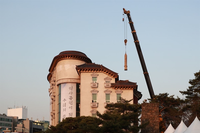 26일 경기 남양주 홍릉 앞 옛 예식장 건물이 철거되고 있다. 남양주시 제공