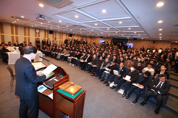 우기홍 대한항공 대표이사 부사장이 27일 서울 강서구 대한항공 본사에서 열린 대한항공 주주총회를 진행하고 있다. 이한호 기자