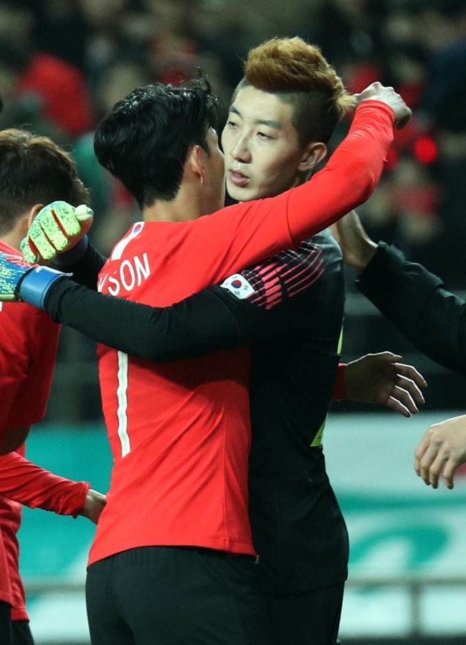 대한민국 축구 국가대표팀 조현우(오른쪽)가 26일 오후 서울월드컵경기장에서 열린 대한민국 축구 대표팀과 콜롬비아 대표팀의 평가전에서 2대1로 승리를 거둔 후 기뻐하고 있다. 뉴스1