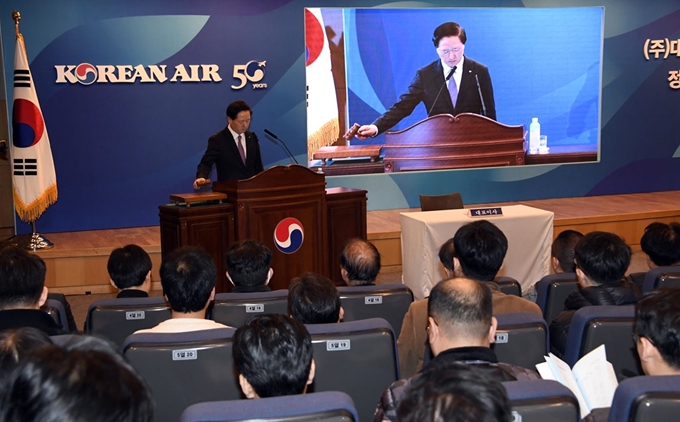 우기홍 대한항공 대표이사가 27일 서울 강서구 대한항공 본사에서 열린 주주총회에서 의사봉을 두드리고 있다. 연합뉴스