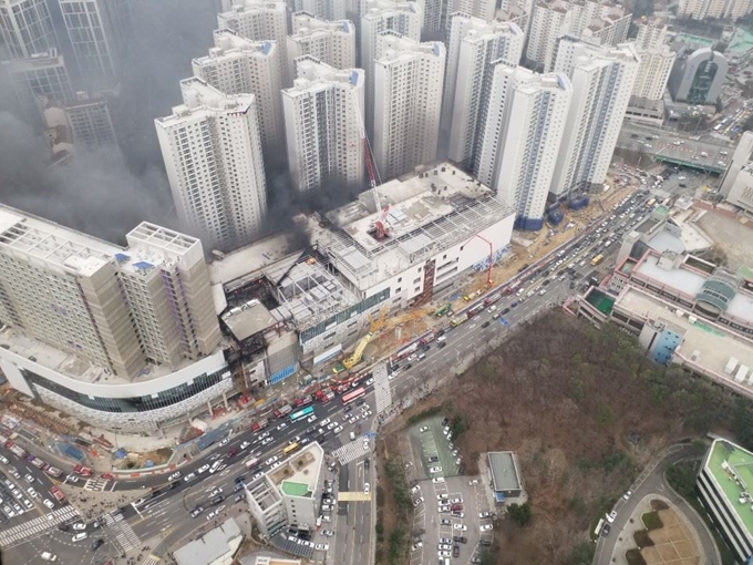 27일 오후 4시 31분쯤 경기 용인시 수지구 신분당선 성복역 인근 롯데몰 신축공사장에서 화재가 발생, 소방당국이 진화 작업을 벌이고 있다. 경기소방재난본부 제공