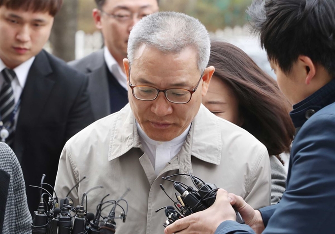 27일 영장실질심사를 받기 위해 서울남부지법에 출석한 서유열 전 KT홈고객부문 사장이 KT 부정채용 의혹에 대해 질문하는 기자들에게 둘러싸여 있다. 연합뉴스