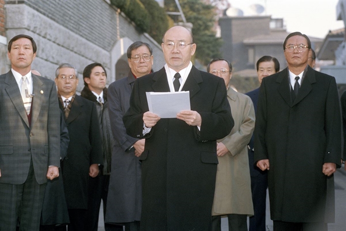 전두환 전 대통령이 1995년 12월 2일 자택 앞 골목에서 이른바 ‘골목 성명’을 발표하는 모습. 연합뉴스