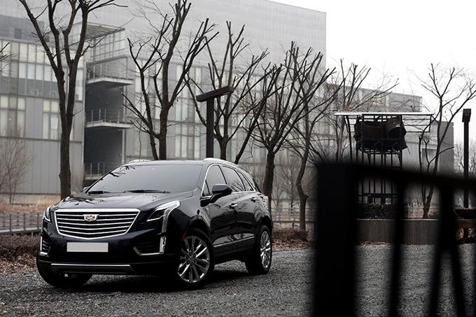 V6 가솔린 SUV, 캐딜락 XT5와 자유로 주행에 나섰다.