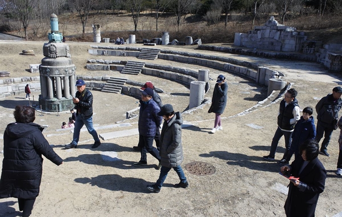 시티투어 탐방객들이 조선총독부 철거부재 전시공원을 둘러보고 있다.