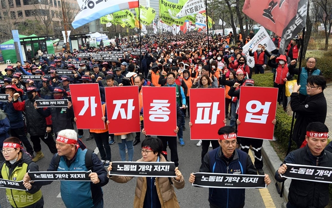 이달 27일 오후 서울 여의도 국회 앞 의사당대로에서 '국제노동기구(ILO) 핵심협약 비준과 노동기본권 쟁취 민주노총 전국노동자대회'에 참석한 민주노총 조합원들이 구호를 외치고 있다. 고영권 기자