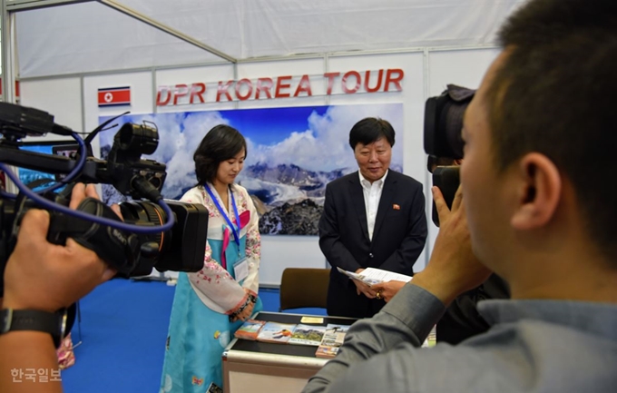 [저작권 한국일보] 28일 베트남 하노이에서 열리고 있는 '베트남 국제 관광 박람회’(VITM)에 참가한 북한 관계자들이 현지 여행사, 외국 바이어에게 상품을 소개하고 있다. 베트남 언론도 올해 처음 참가한 북한에 높은 관심을 보였다. 하노이=정민승 특파원