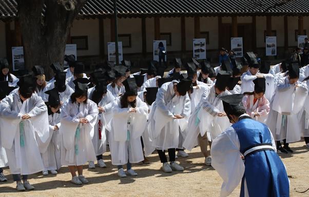 지난 3월 24일 서울 종로구 성균관대 명륜전에서 열린 '2019 신방례(新榜禮)'에서 신입생과 재학생이 서로 인사를 하고 있다. 신방례는 조선 시대 과거에 합격해 성균관에 입학한 유생들을 위해 열리던 신입생 환영식이다. 인구절벽이 현실화하면 전국 대학가에서 신입생 환영회 보기가 어려운 일이 될지도 모른다. 연합뉴스