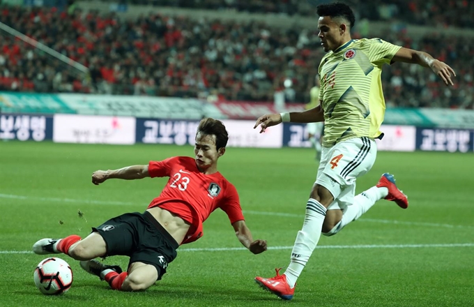 김문환이 26일 오후 서울 마포구 서울월드컵경기장에서 열린 대한민국 축구 대표팀과 콜롬비아 대표팀의 평가전에서 태클을 하고 있다. 뉴스1