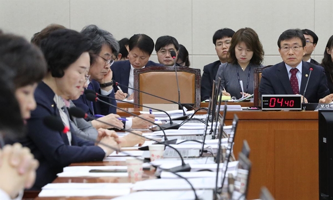 28일 국회에서 열린 제3차 보건복지위원회 전체회의에서 권덕철(오른쪽) 보건복지부 차관이 의원들의 질의를 듣고 있다. 연합뉴스