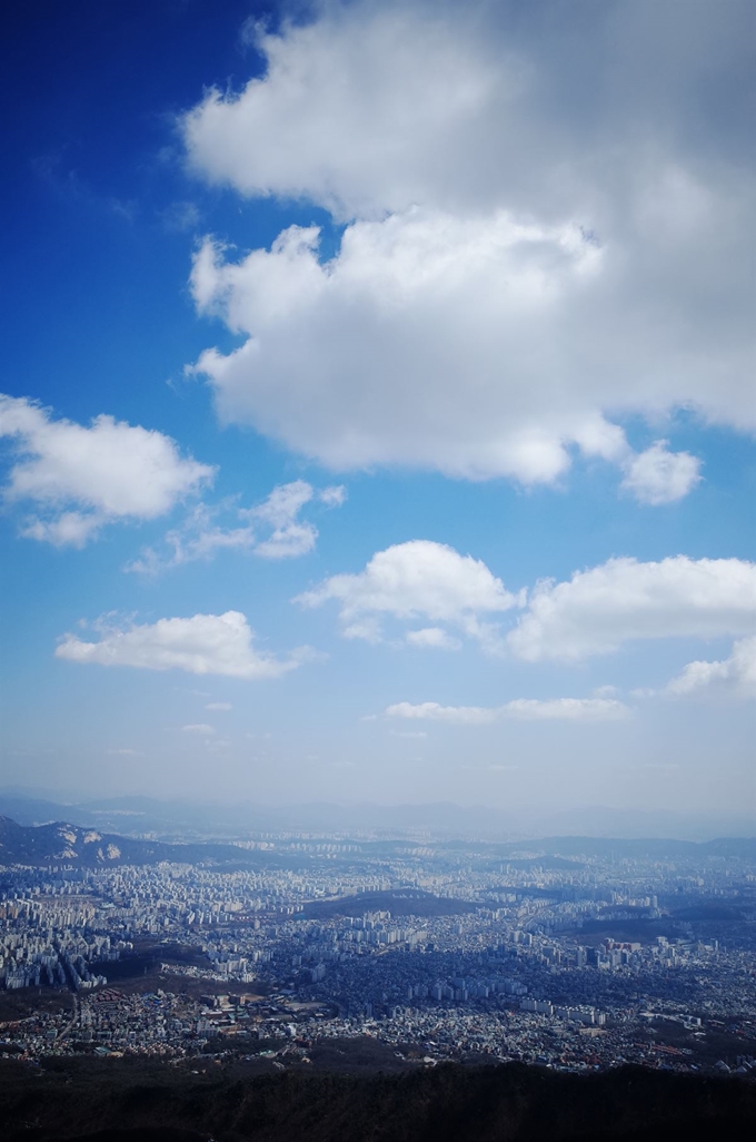 24일 서울 강북구 북한산에서 바라본 도심 상공에 미세먼지 없는 푸른 하늘이 펼쳐져 있다. 뉴스1