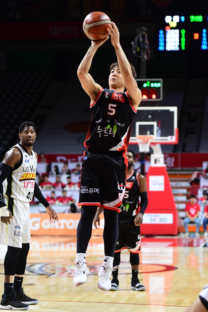 KT 허훈이 28일 부산 사직체육관에서 열린 LG전에서 슛을 시도하고 있다. KBL 제공