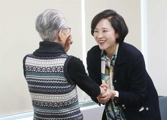 유은혜 사회부총리 겸 교육부 장관이 29일 오전 경기 성남시 중원구보건소 치매안심센터에서 열린 '제3차 포용국가 실현을 위한 사회관계장관회의'에서 참석한 어르신과 인사를 하고 있다. 이날 회의에는 박능후 보건복지부 장관도 참석해 "치매 국가책임제는 국가가 치매환자와 가족의 고통을 분담하겠다는 강한 의지의 표명으로 포용국가 실현에 매우 중요한 축"이라고 강조하고 제도를 꾸준히 이행해 나가겠다고 밝혔다. 연합뉴스