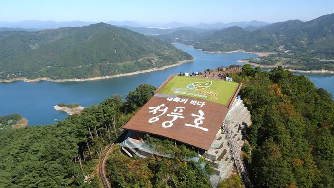 청풍호 비봉산 정상. 케이블카로 8분 만에 도달하는 이곳에선 내륙의 바다로 불리는 청풍호와 월악산의 비경을 한 눈에 감상할 수 있다. 제천시 제공