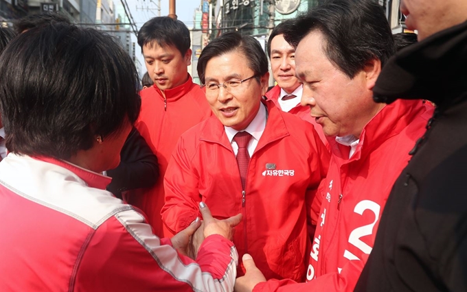 황교안(가운데) 자유한국당 대표가 29일 오후 경남 창원시 성산구 상남동 사거리를 찾아 강기윤(오른쪽) 한국당 후보에 대한 지원유세를 하고 있다. 연합뉴스