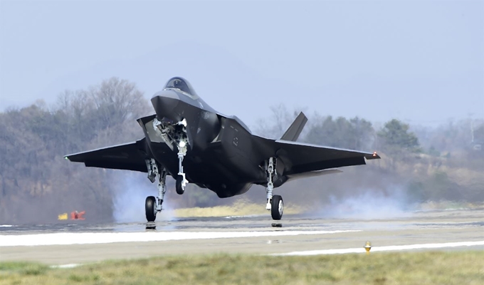 대한민국 공군 최초의 스텔스전투기 F-35A가 29일 오후 공군 청주기지에 착륙하고 있다. 방위사업청 제공