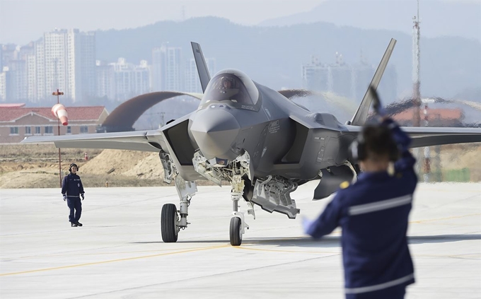 스텔스전투기 F-35A가 29일 오후 공군 청주기지에 착륙, 공군 요원의 통제에 따라 지상에서 이동하고 있다. 방위사업청 제공