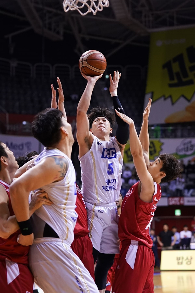 KCC 이정현이 29일 고양체육관에서 열린 오리온전에서 슛을 시도하고 있다. KBL 제공