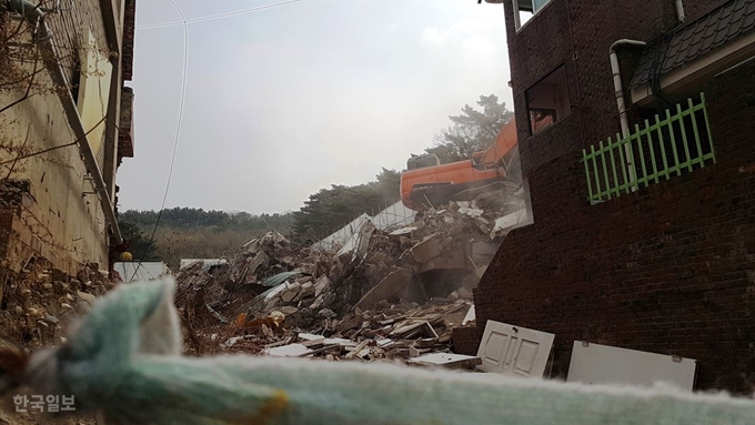 29일 경북 포항지진으로 파손 상태가 심각해 주거 불능 판정을 받은 북구 환여동 대동빌라 아파트에 철거작업이 진행되고 있다. 총 81가구의 대동빌라 주민들은 세대당 1억원의 돈을 내고 재건축을 추진했지만 최근 포항지진이 지열발전 때문으로 밝혀지자 정부의 추가 보상 등 추이를 지켜보며 진행하기로 했다.