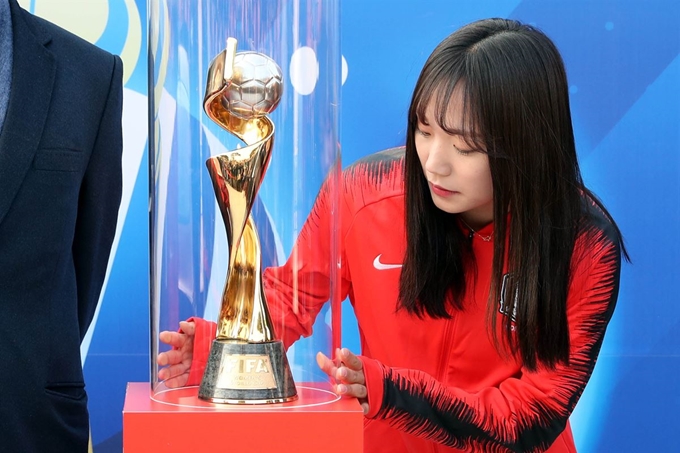 여자축구대표팀 장슬기가 22일 오후 울산 문수축구경기장 광장에서 열린 '2019FIFA 프랑스여자월드컵 트로피투어' 행사에서 우승트로피를 살펴보고 있다.울산=뉴스1