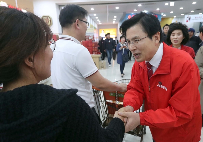 황교안 자유한국당 대표가 3월 31일 오후 경남 창원시 성산구 남창원농협 유통센터지점을 찾아 강기윤 후보에 대한 지지를 호소하고 있다. 창원=연합뉴스