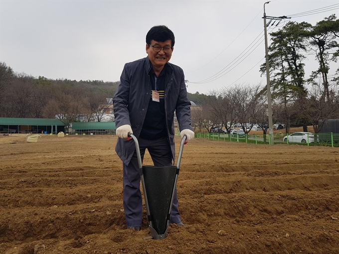 도시 농부 이건구씨가 지난달 23일 서울 내곡동 서울시농업기술센터 텃밭에서 파종기로 감자를 심고 있다. 이현주 기자